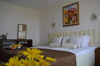 Отель Sunshine Pearl Hotel Каварна Двухместный номер с 1 кроватью или 2 отдельными кроватями и балконом-1