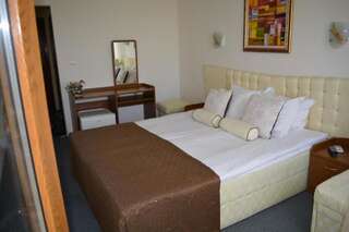 Отель Sunshine Pearl Hotel Каварна Двухместный номер с 1 кроватью или 2 отдельными кроватями и балконом (для 2 взрослых и 1 ребенка)-2